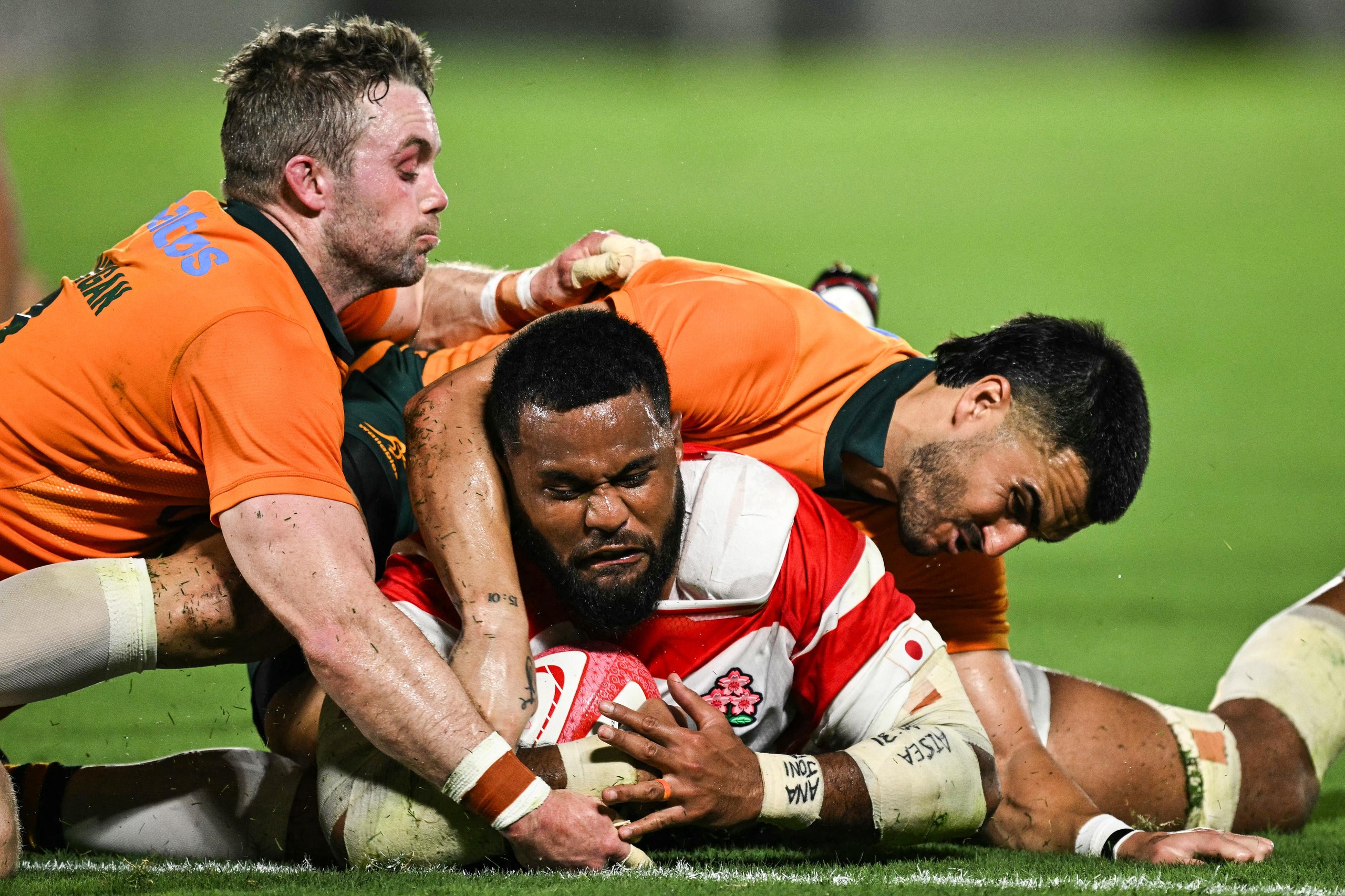 Faulua Makisi scores a try for Japan against Australia