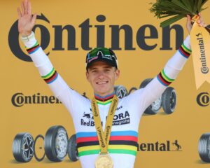 Evenepoel remporte une nouvelle victoire, Pogacar sous le feu des critiques
