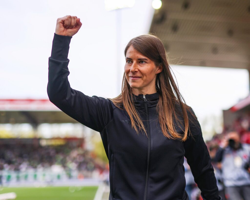 Marie-Louise Eta fait ses débuts en tant que première entraîneuse de Bundesliga à Union Berlin