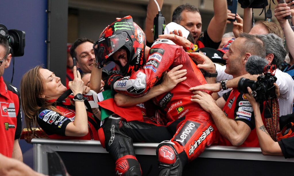 Francesco Bagnaia remporte le Grand Prix des Amériques après la chute de Marc Márquez