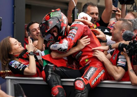 Francesco Bagnaia remporte le Grand Prix des Amériques après la chute de Marc Márquez