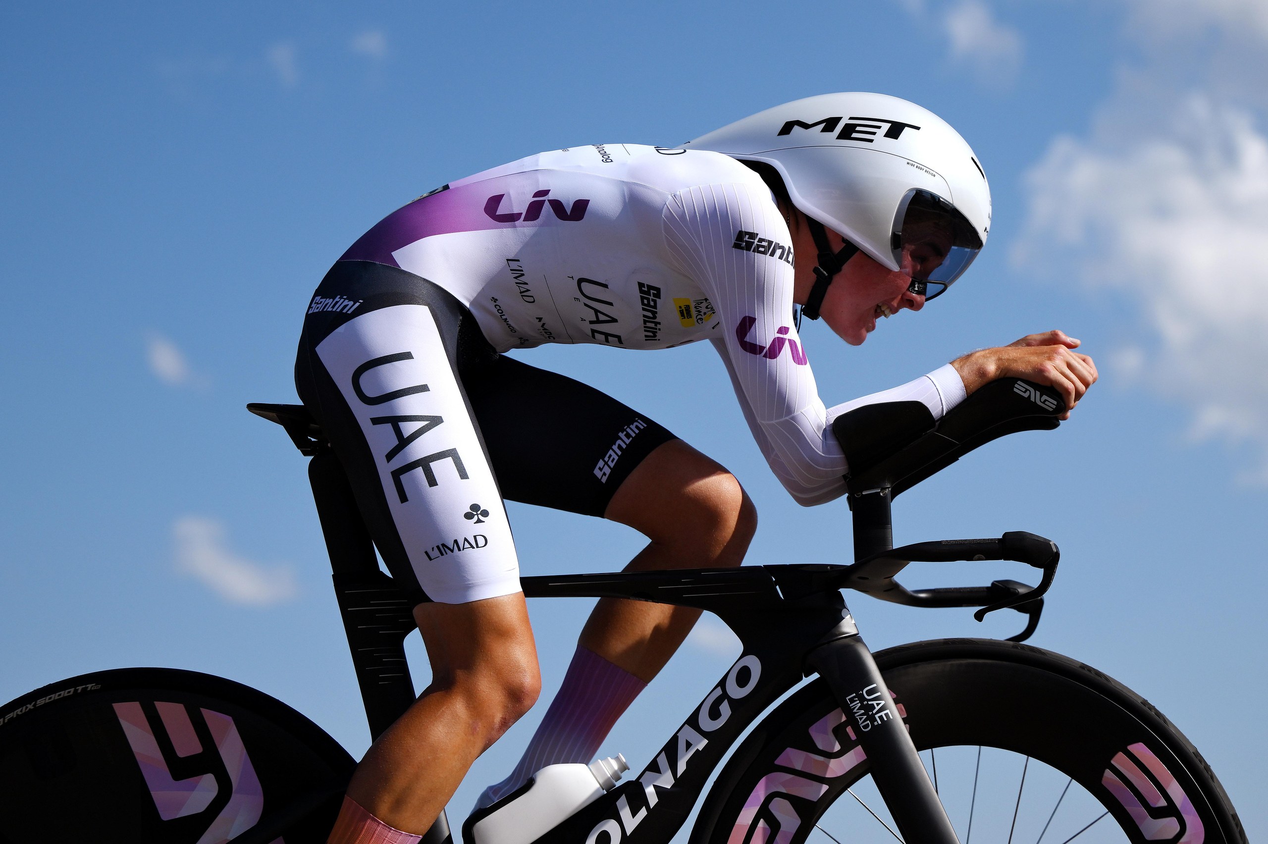 Paula Blasi sporting the white jersey of best young rider in action.