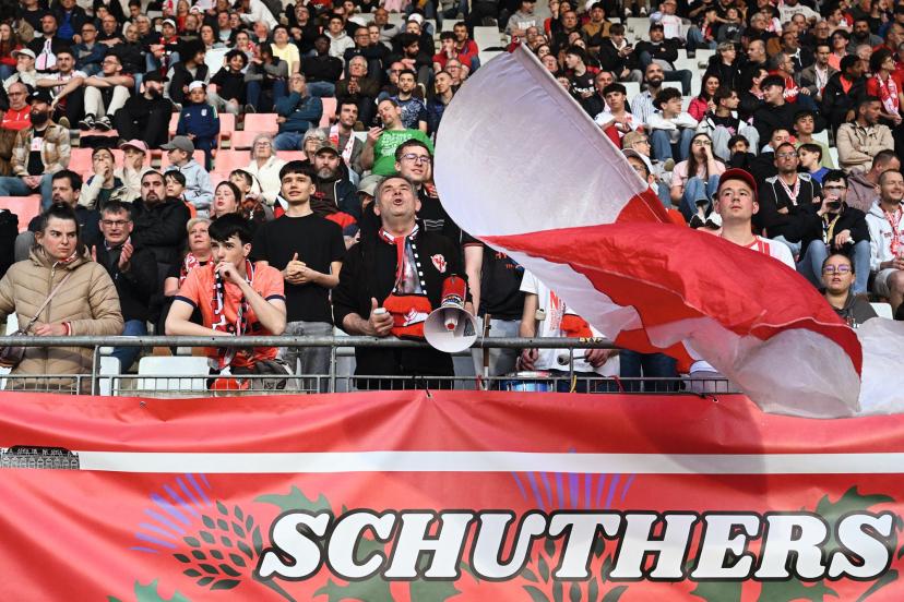 Au stade Marcel-Picot de Nancy, au coeur de la tribune Schuth, le Mosellan continue de lancer des chants, d'encourager son équipe, que ce soit avec son mégaphone ou en frappant sur son tambour. (F. Faugère/)