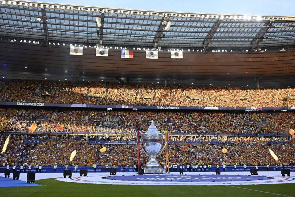 Des observateurs luttent contre l&rsquo;homophobie lors de la finale de la Coupe de France