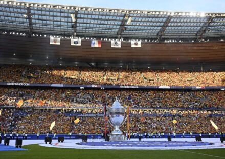 Des observateurs luttent contre l&rsquo;homophobie lors de la finale de la Coupe de France