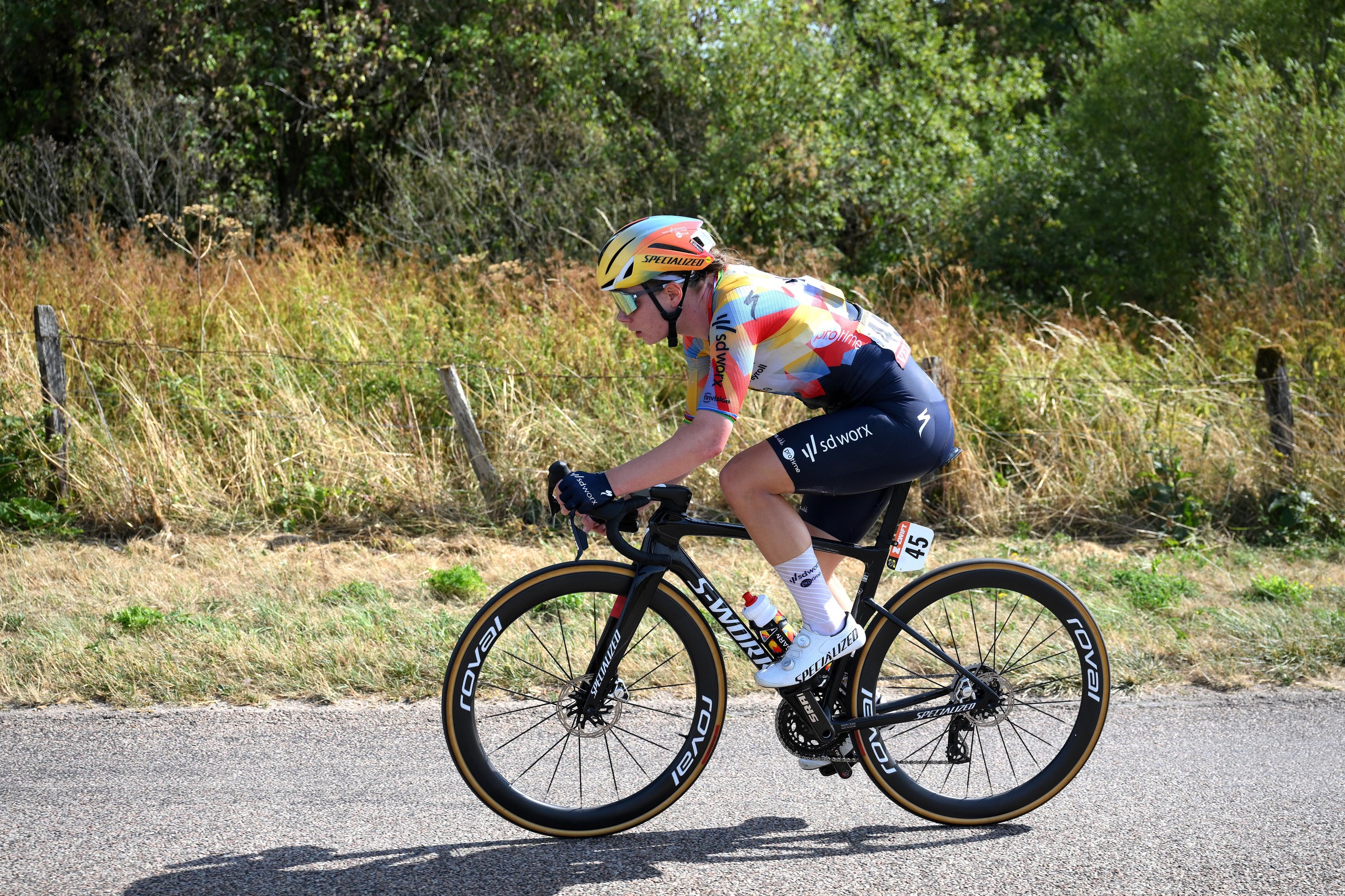Lotte Kopecky is eating up the tarmac and closing in on Haugset.