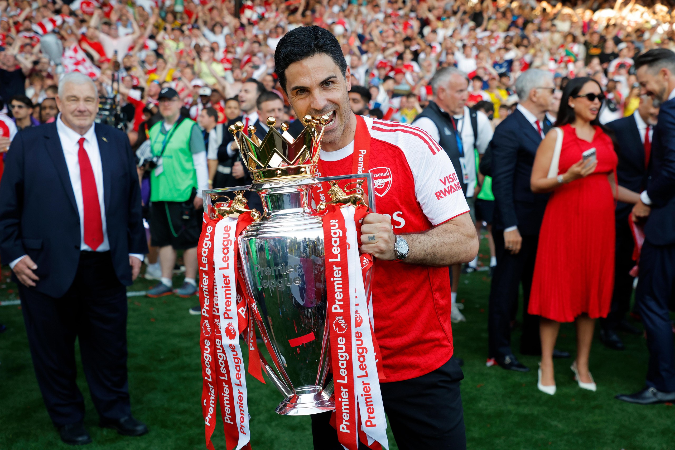 Mikel Arteta holds the Premier League trophy