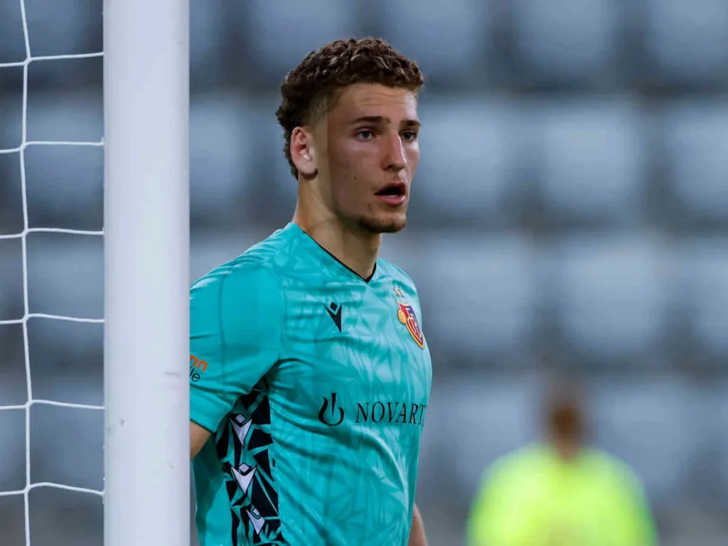 Le gardien de but du FC Bâle, Bennett Hoch, absent plusieurs mois après une opération