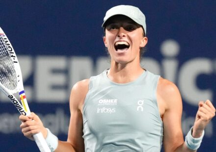 Iga Swiatek triomphe au National Bank Open en battant Elena Rybakina