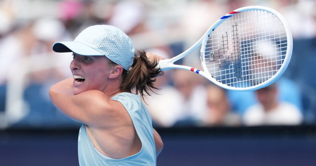 Swiatek se reprend après avoir perdu un set et élimine Sakkari à Cincinnati