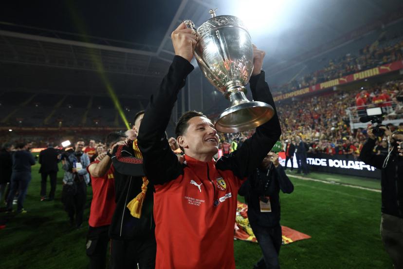 Florian Thauvin montre le trophée de la Coupe de France aux tribunes de Bollaert. (F. Fife/AFP)