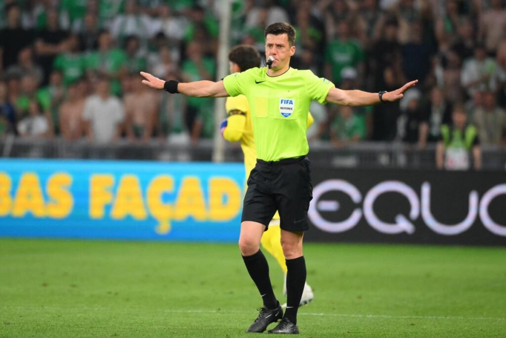 Benoît Bastien présente les nouvelles directives aux arbitres de Ligue 1 et Ligue 2