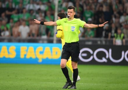 Benoît Bastien présente les nouvelles directives aux arbitres de Ligue 1 et Ligue 2