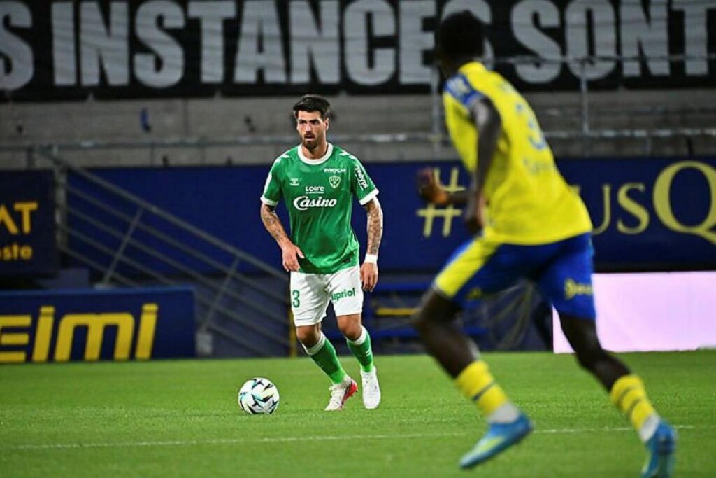 Joao Ferreira rentre chez lui après une blessure lors du match contre Clermont