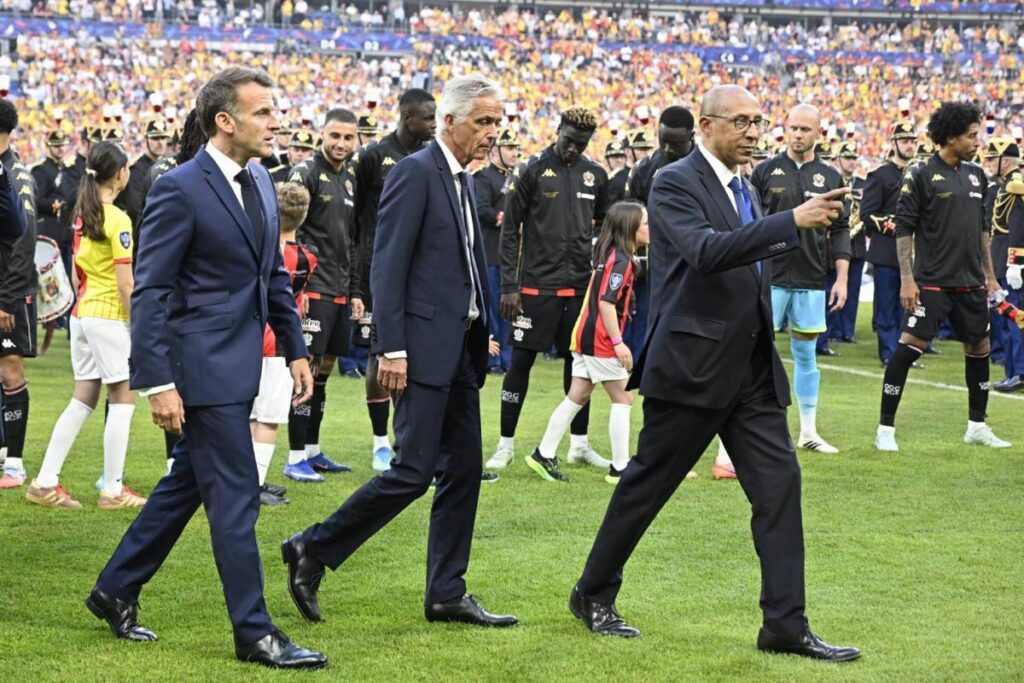Emmanuel Macron s&rsquo;adresse aux joueurs de Lens et de Nice avant la finale de la Coupe de France