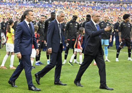 Emmanuel Macron s&rsquo;adresse aux joueurs de Lens et de Nice avant la finale de la Coupe de France