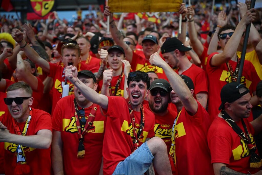 Lens célèbre son premier titre de la Coupe de France avec une parade festive