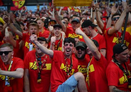 Lens célèbre son premier titre de la Coupe de France avec une parade festive