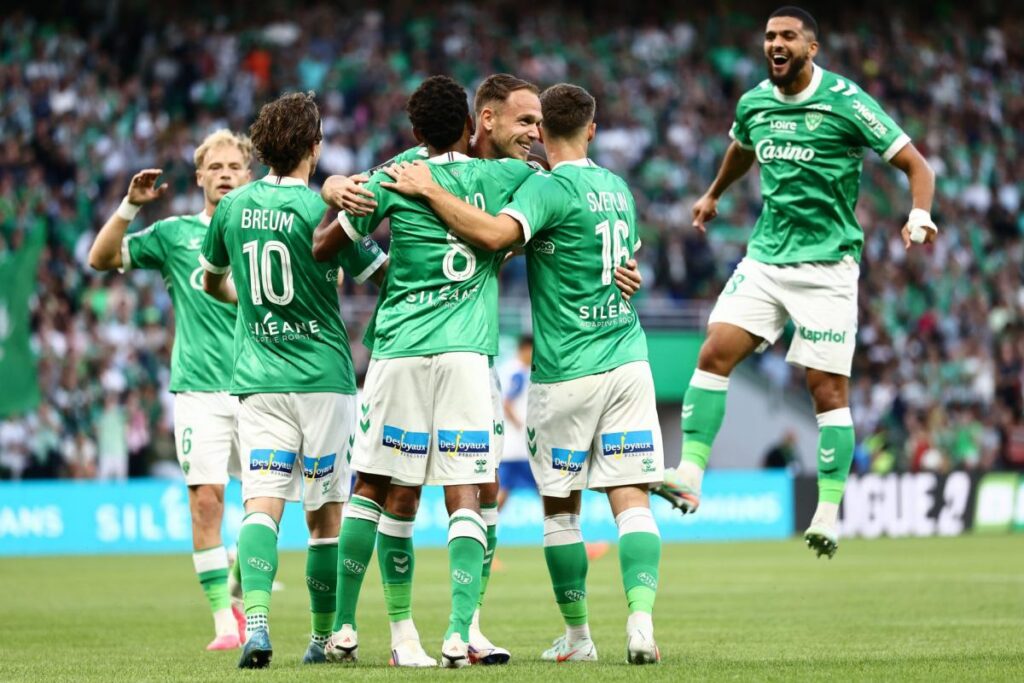 Saint-Étienne domine Grenoble et reste en tête de la Ligue 2