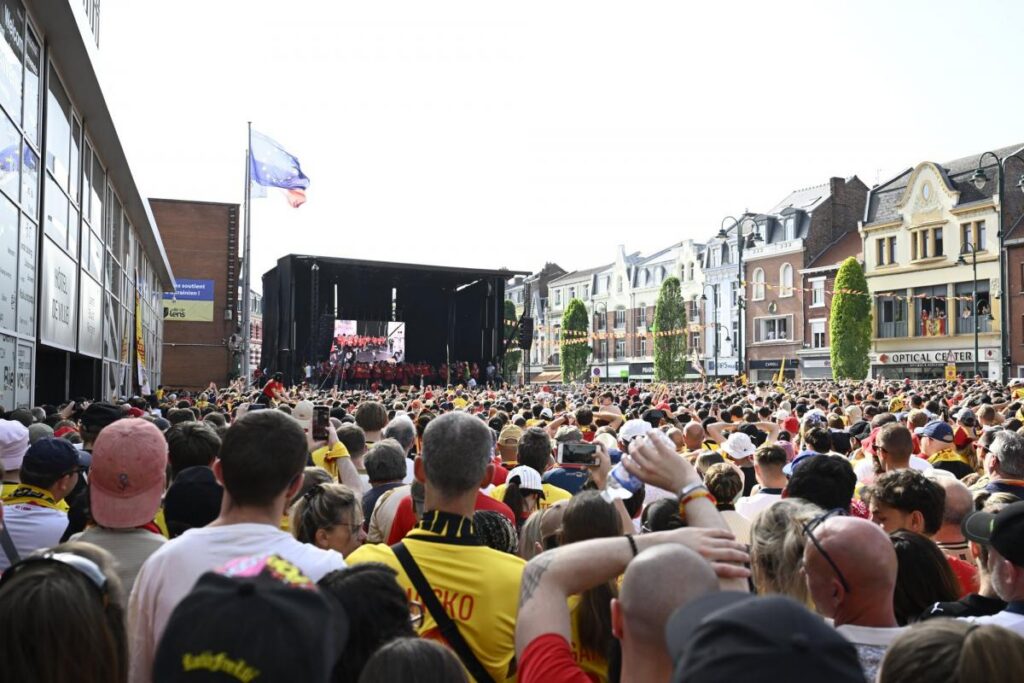 Les supporters du RC Lens chantent « Les Corons » lors des célébrations en ville