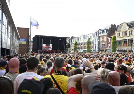 Les supporters du RC Lens chantent « Les Corons » lors des célébrations en ville